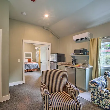 Fire Pit Access: Cozy Dtwn Branson Cottage!-2