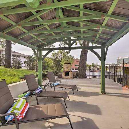 Fire Pit Access: Cozy Dtwn Branson Cottage!-3