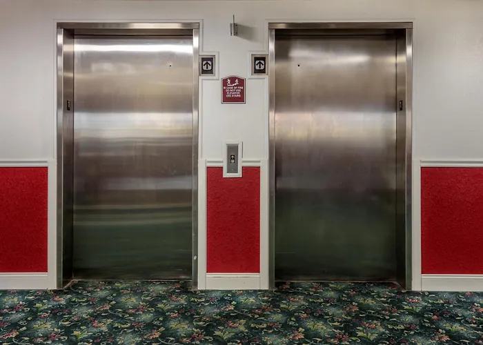 Hotel with pool: Branson Towers Hotel