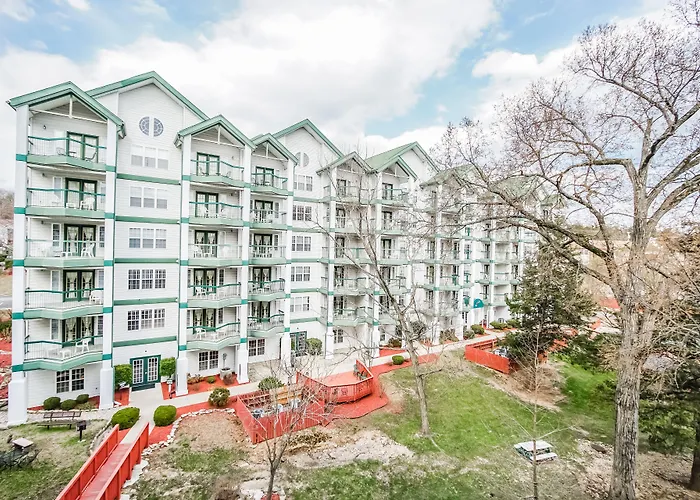 Surrey'S Carriage Place Resort